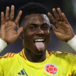 Barcelona observa Néiser Villarreal, atacante que assinou pré-contrato com o Cruzeiro para 2026
