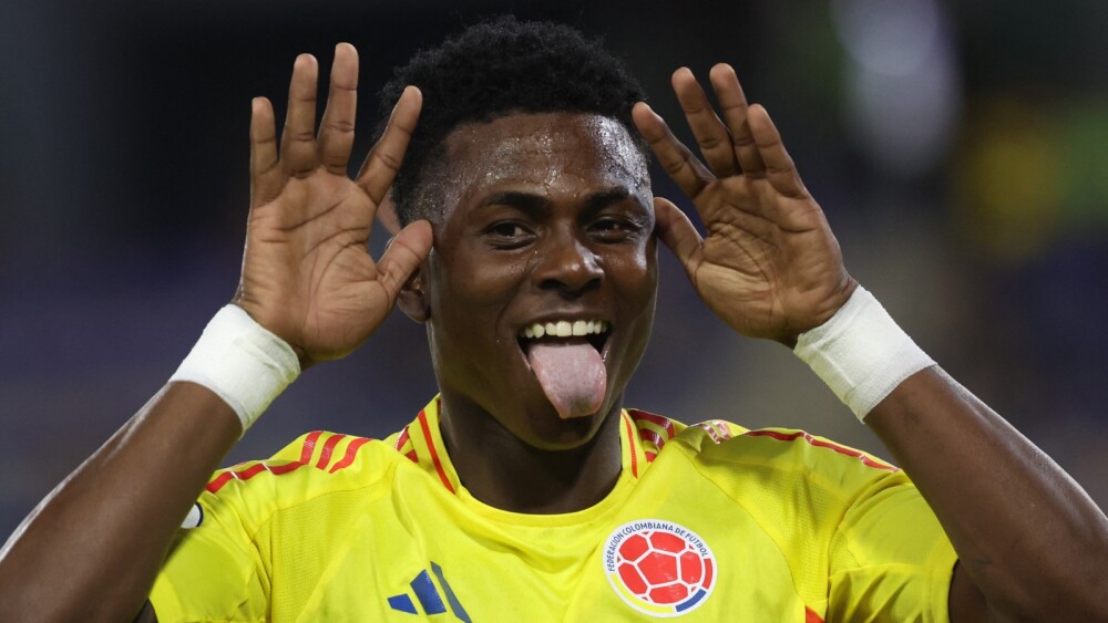 Barcelona observa Néiser Villarreal, atacante que assinou pré-contrato com o Cruzeiro para 2026