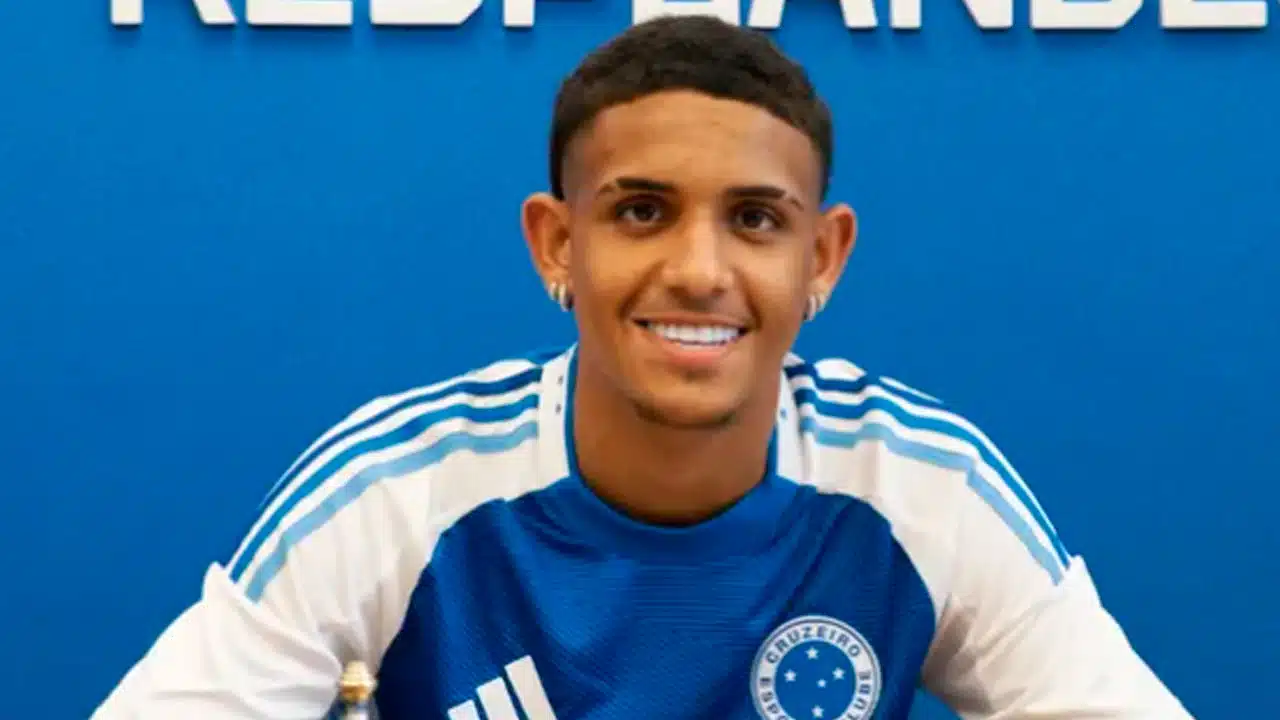 Cruzeiro firma primeiro contrato profissional com Pietro até 2028